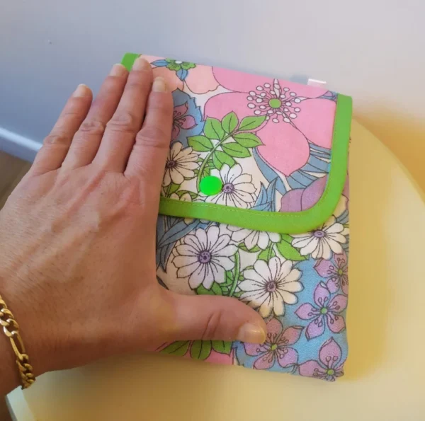 Sac de courses pliable Romy upcyclé en tissu vintage – Image 4
