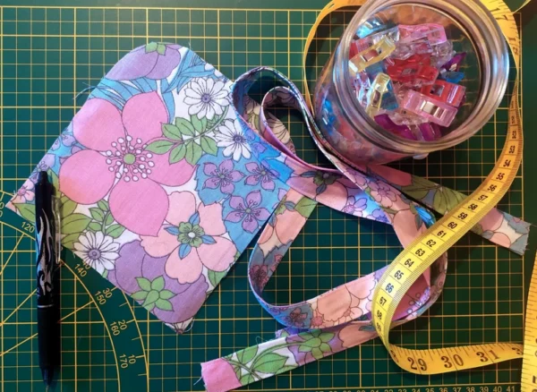 Sac de courses pliable Romy upcyclé en tissu vintage – Image 3