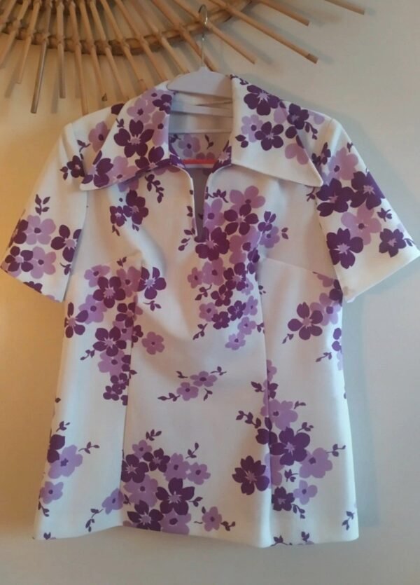 Haut manches courtes aux fleurs couleur parme