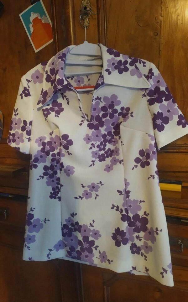 Haut manches courtes aux fleurs couleur parme – Image 4
