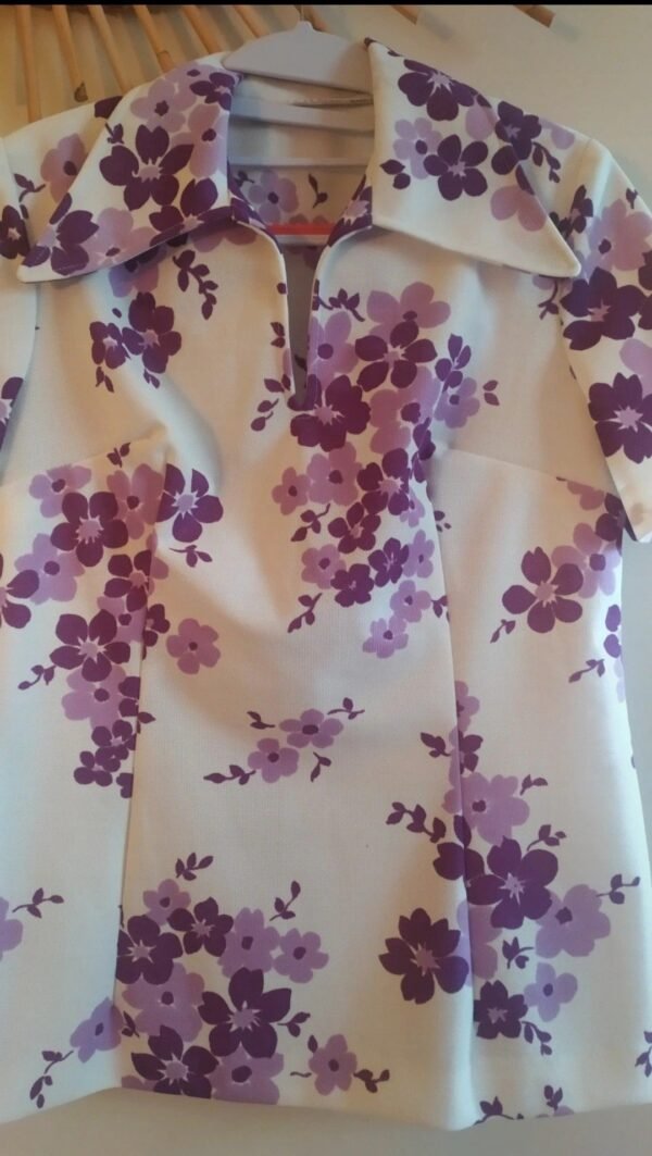 Haut manches courtes aux fleurs couleur parme – Image 7