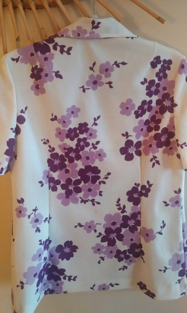 Haut manches courtes aux fleurs couleur parme – Image 2
