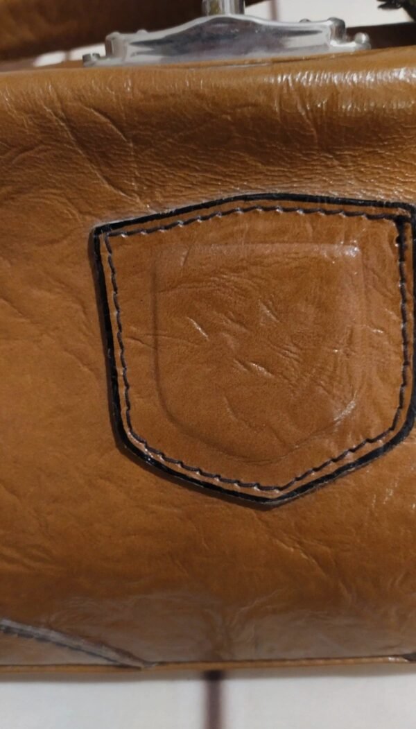 Sac valisette années 70 en simili cuir – Image 11