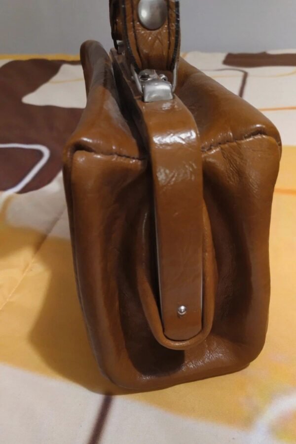 Sac valisette années 70 en simili cuir – Image 8