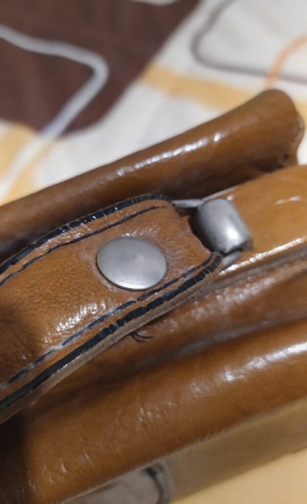 Sac valisette années 70 en simili cuir – Image 7