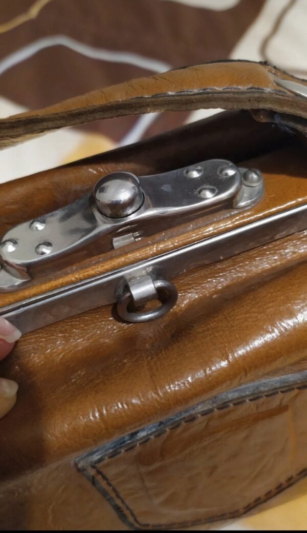 Sac valisette années 70 en simili cuir – Image 10