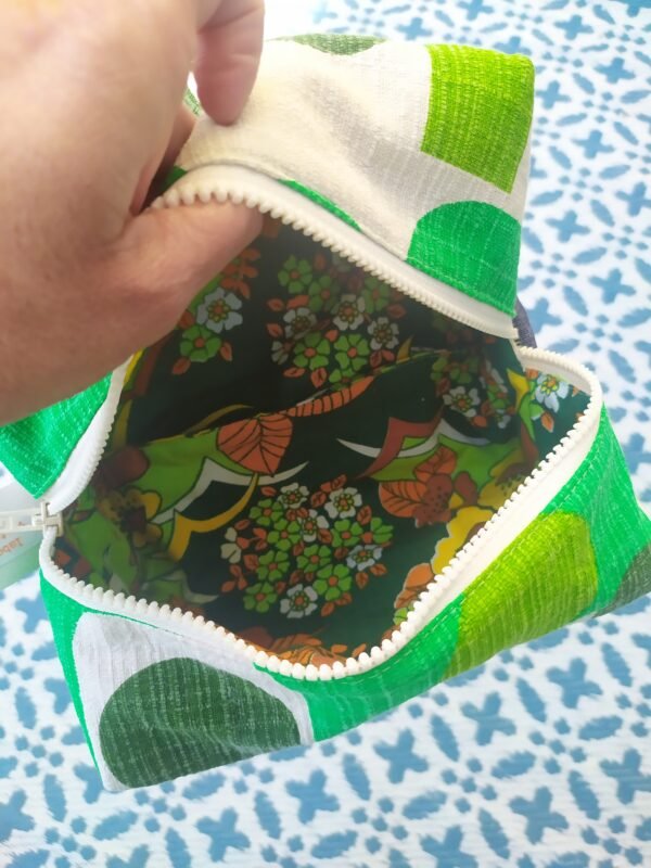 Trousse de toilette Sonia en tissu vintage et upcyclé – Image 4