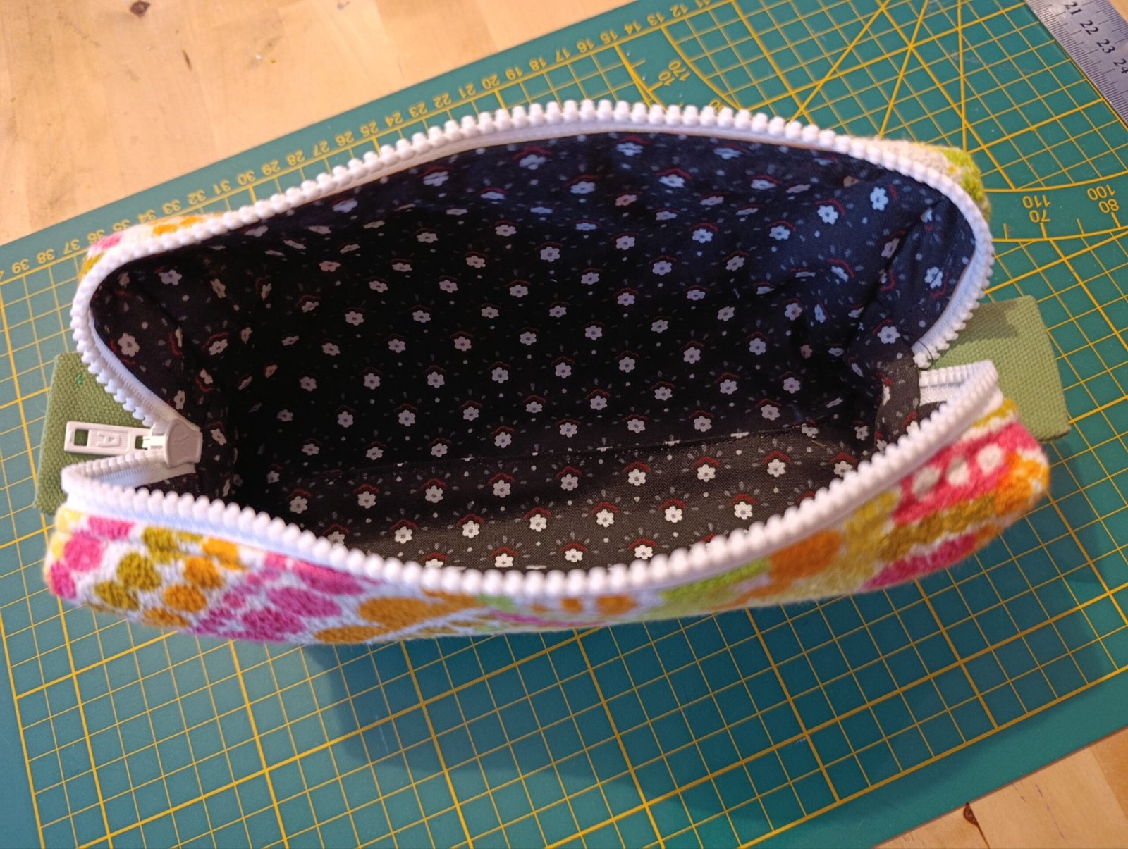 Trousse Angélique en tissu éponge vintage des années 60 – Image 3