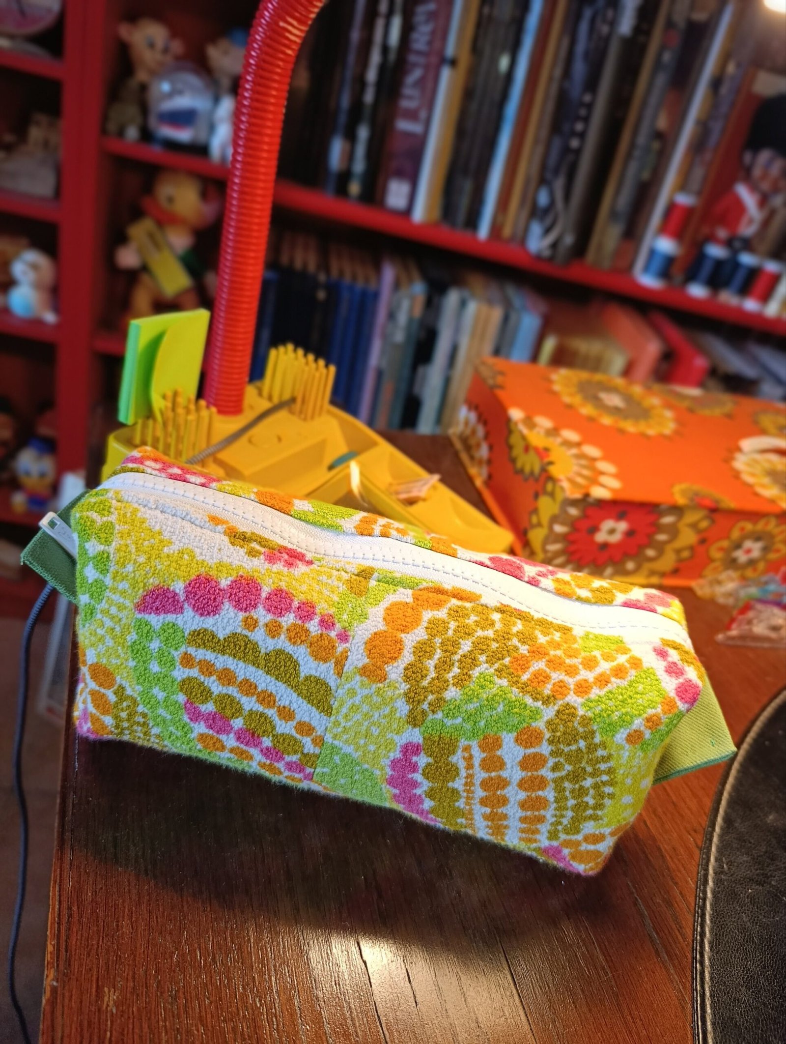 Trousse Angélique en tissu éponge vintage des années 60 – Image 2