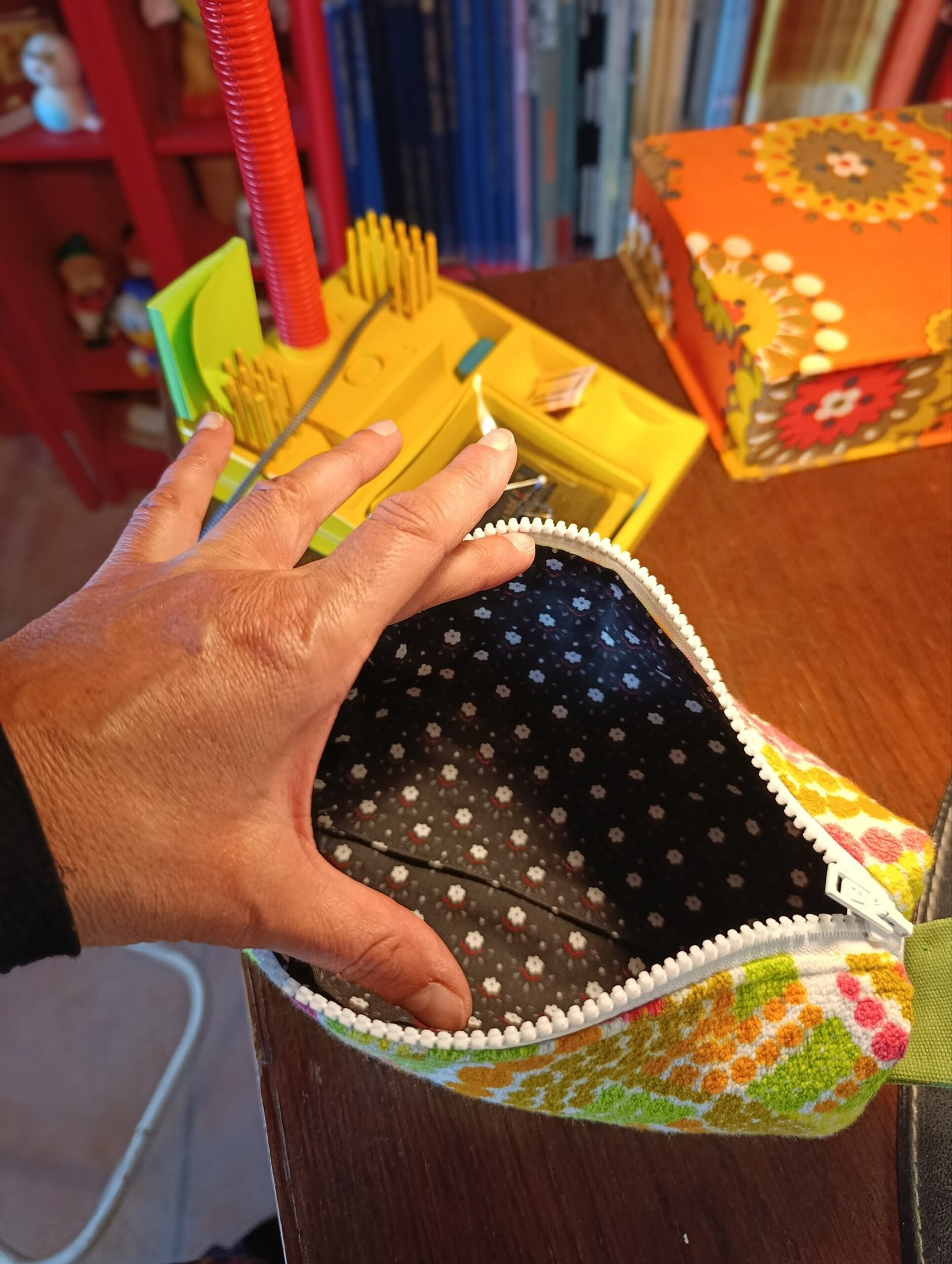 Trousse Angélique en tissu éponge vintage des années 60 – Image 10